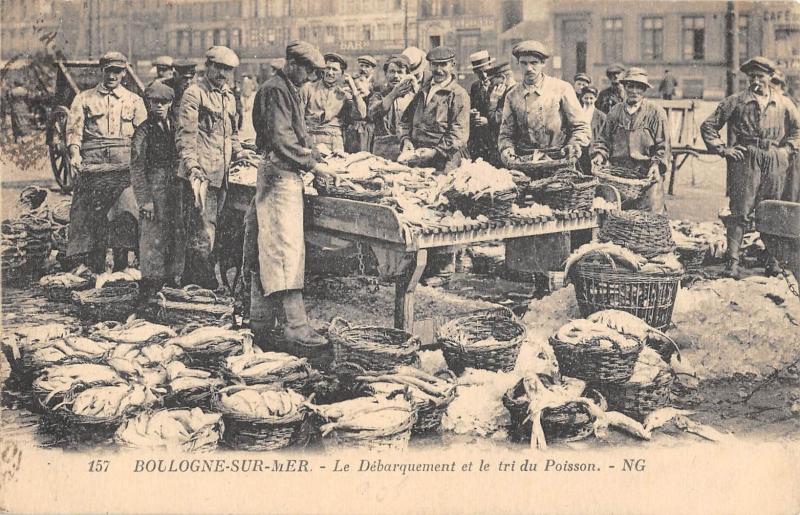Carte postale ancienne Boulogne Sur Mer - Le Debarquement Et Le Tri Du Poisson à Boulogne-sur-Mer