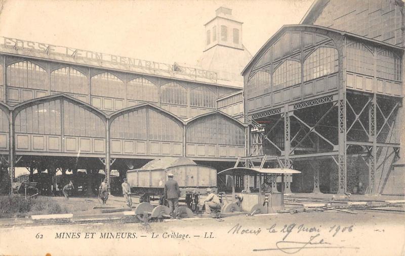 Carte postale ancienne Mines Et Mineurs - Le Criblage