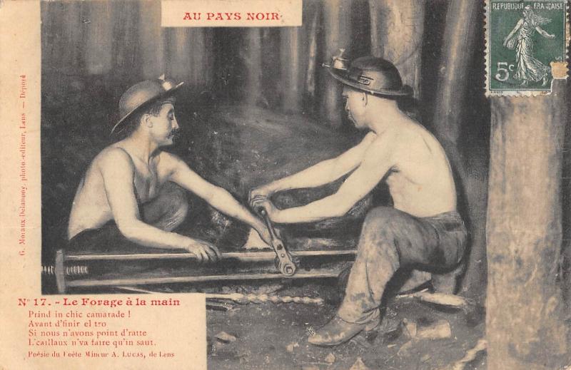 Carte postale ancienne Au Pays Noir - Le Forage A La Main