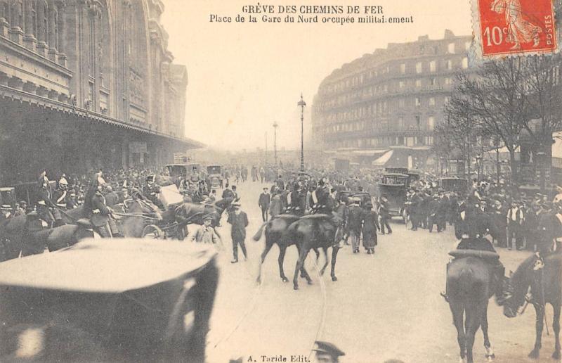 Carte postale ancienne Paris - Greves Des Chemins De Fer - Place De La Gare Du Nord Occupee Mili à Paris