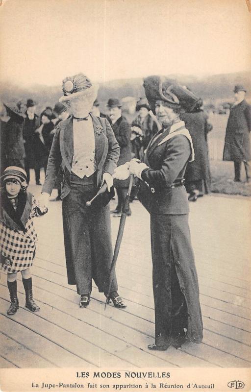 Carte postale ancienne Paris - Modes Nouvelles - La Jupe Pantalon Fait Son Apparition A Auteuil à Paris