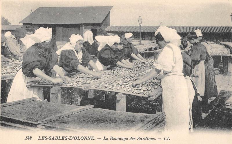 Carte postale ancienne Les Sables D'Olonne - Le Remuage Des Sardines aux Sables-d'Olonne