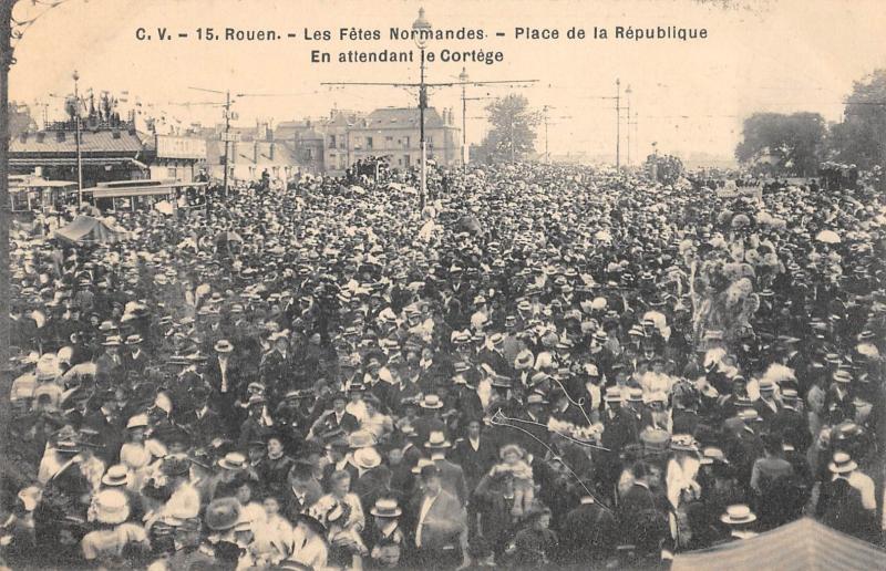 Carte postale ancienne Rouen - Fetes Normandes 1909 - Place Grosse Horloge - Attendant Cortege à Rouen