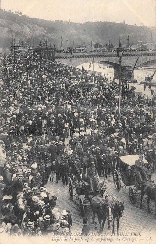 Carte postale ancienne Rouen - Fetes Normandes 1909 - Defile De La Foule Apres Le Passage à Rouen