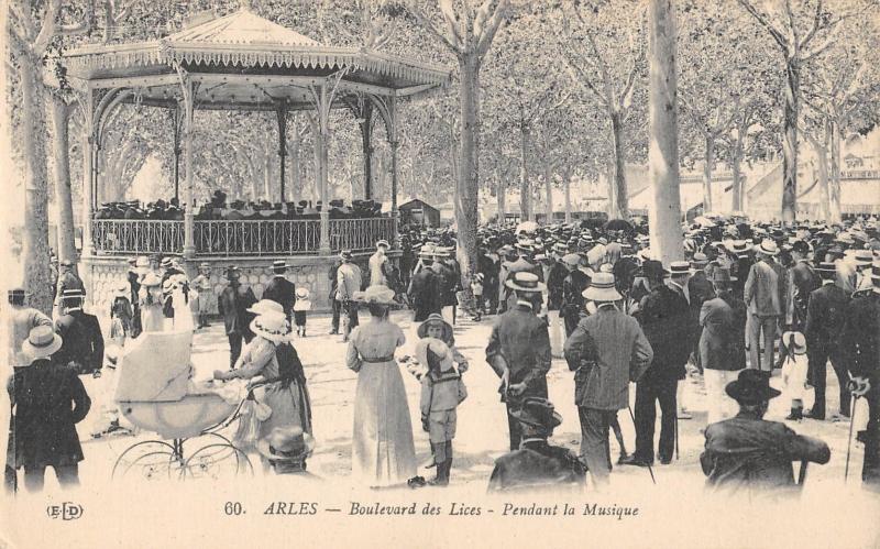 Carte postale ancienne Arles - Boulevard Des Lices - Pendant La Musique à Arles