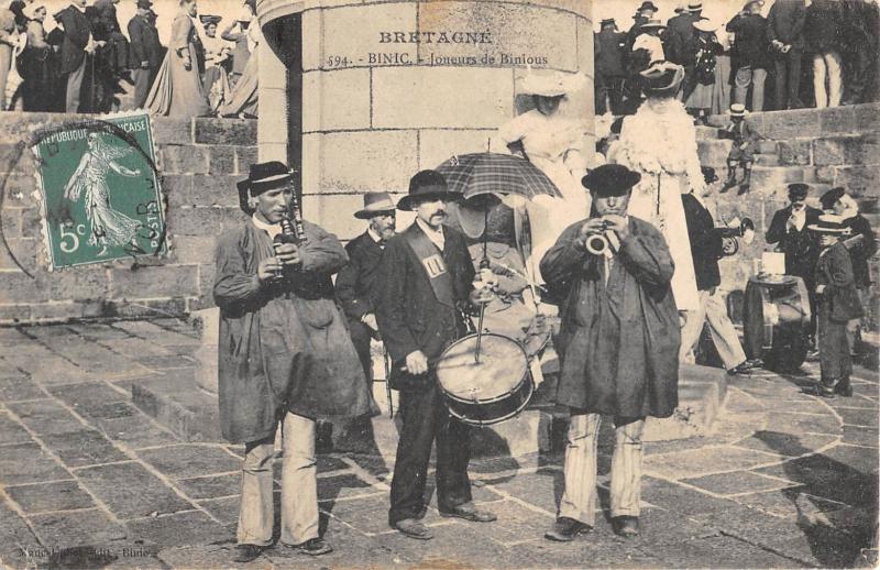 Carte postale ancienne Binic - Joueurs De Binious