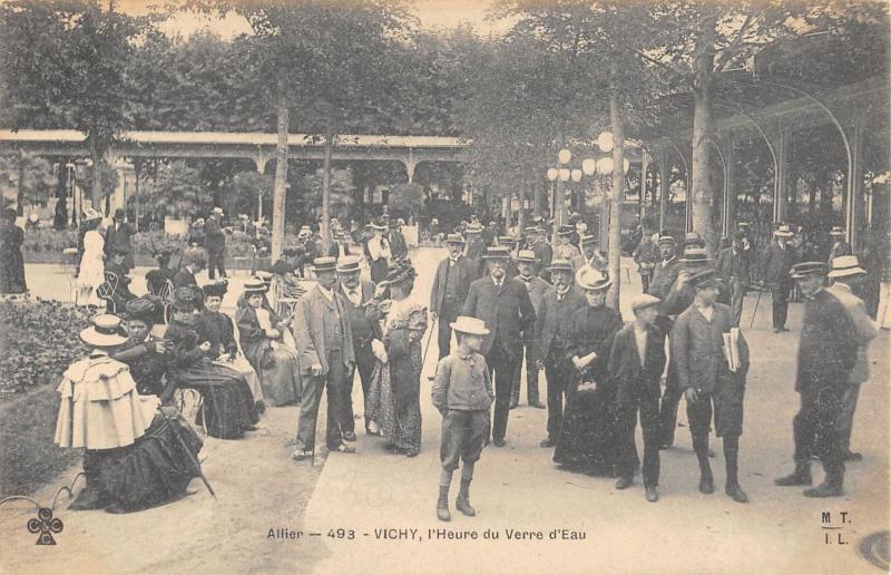 Carte postale ancienne Vichy - L'Heure Du Verre D'Eau à Vichy