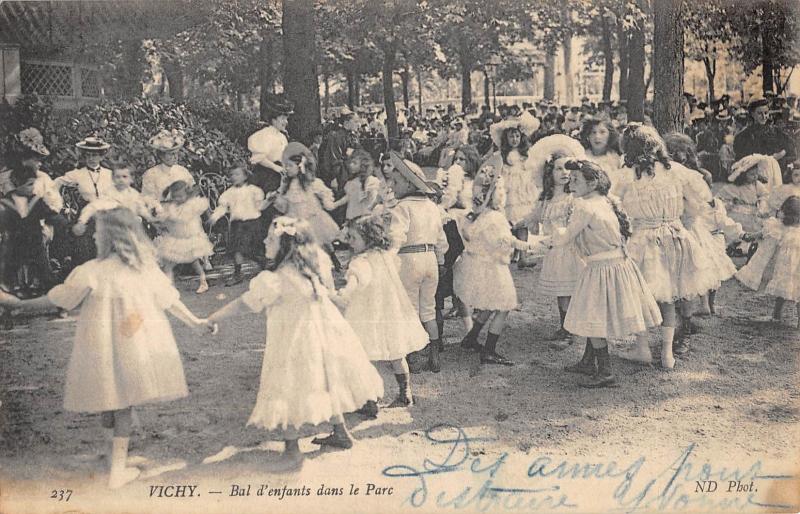 Carte postale ancienne Vichy - Bal D'Enfants Dans Le Parc à Vichy