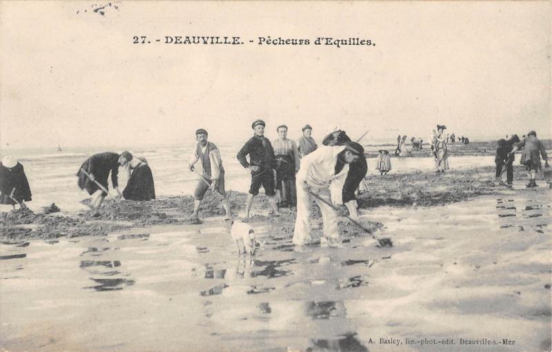 Carte postale ancienne Deauville - Pecheurs D'Equilles à Deauville