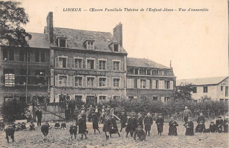 Carte postale ancienne Lisieux - Oeuvre Familiale Therese De L'Enfant Jesus - Vue D'Ensemble à Lisieux