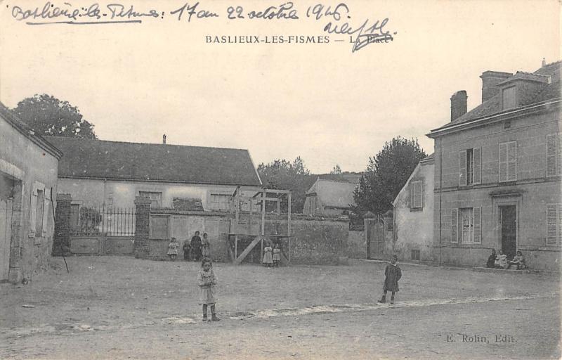 Carte postale ancienne Baslieu Les Fismes - La Place à Fismes