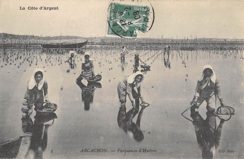 Carte postale ancienne Arcachon - Parqueuses D'Huitres à Arcachon