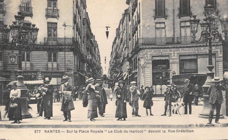 Carte postale ancienne Nantes - Sur La Place Royale - Le Club Du Haricot Devant Crebillon à Nantes