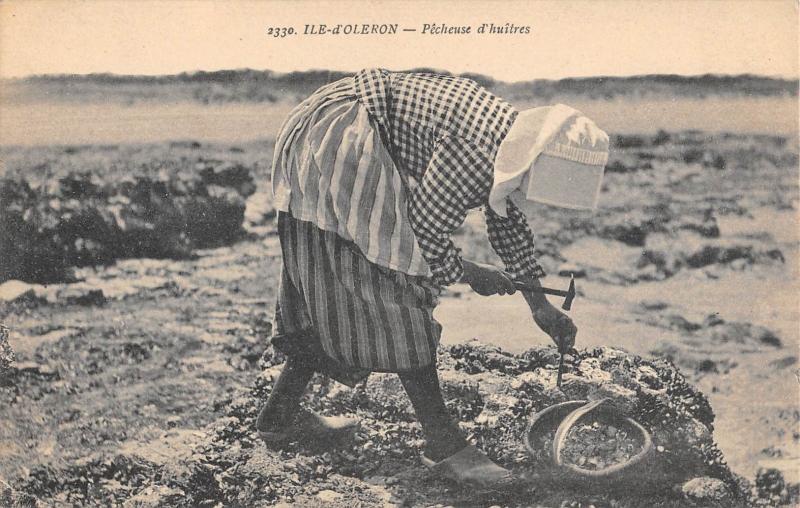 Carte postale ancienne Ile D'Oleron - Pecheuse D'Huitres