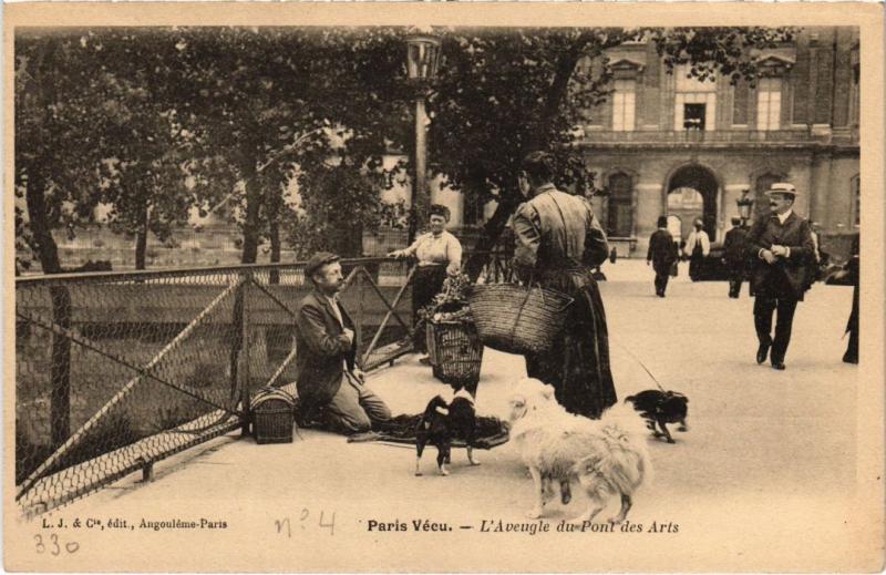 Carte postale ancienne Paris Vecu. l'Aveugle au Pont des Arts