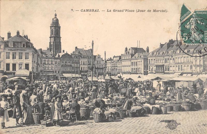 Carte postale ancienne Cambrai - La Grand Place - Jour De Marche à Cambrai