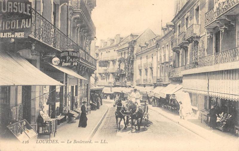 Carte postale ancienne Lourdes - Le Boulevard à Lourdes