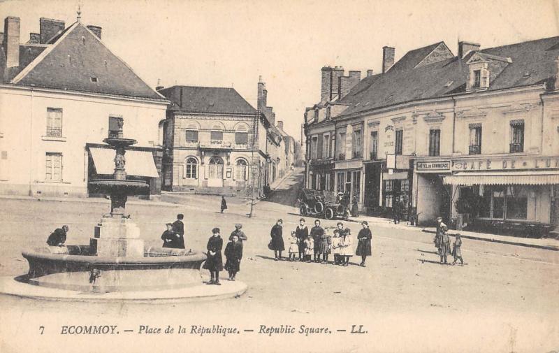 Carte postale ancienne Ecommoy - Place De La Republique à Écommoy