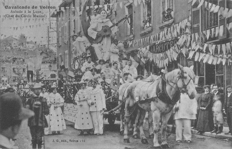 Carte postale ancienne Cavalcade De Voiron - Aubade A La Lune - Char Du Cercle Musical à Voiron