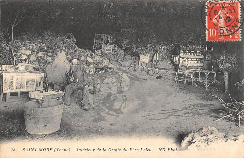 Carte postale ancienne Saint More - Interieur De La Grotte Du Pere Leleu à Saint-Moré