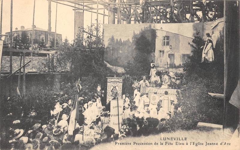 Carte postale ancienne Luneville - Premiere Procession De La Fete Dieu A L'Eglise Jeanne D'Arc à Lunéville