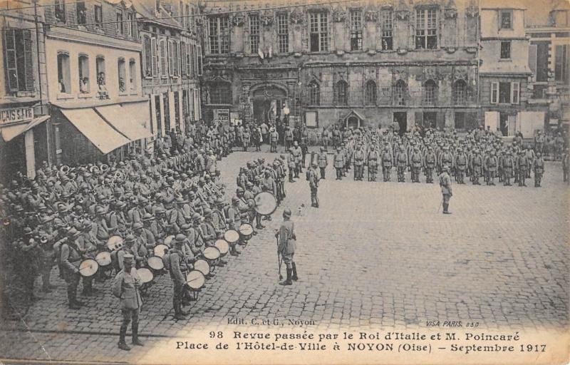Carte postale ancienne Noyon - Revue Passee Par Le Roi D'Italie - Place De L'Hotel De Ville A No à Noyon