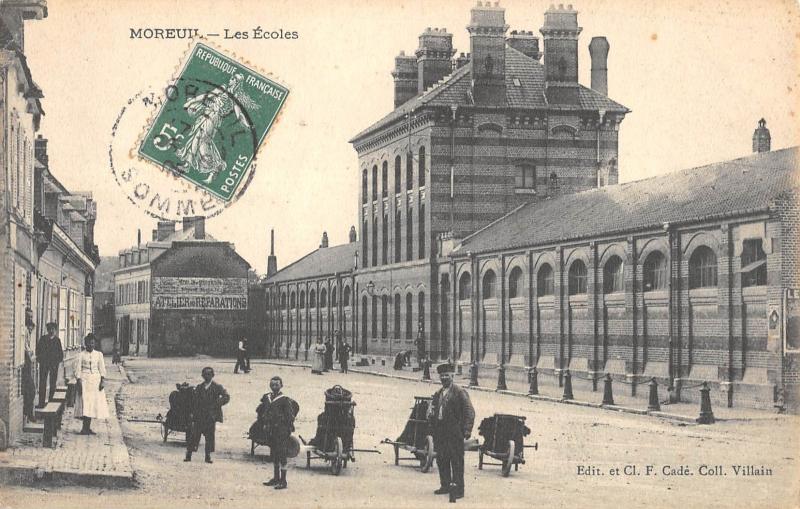 Carte postale ancienne Moreuil - Les Ecoles à Moreuil