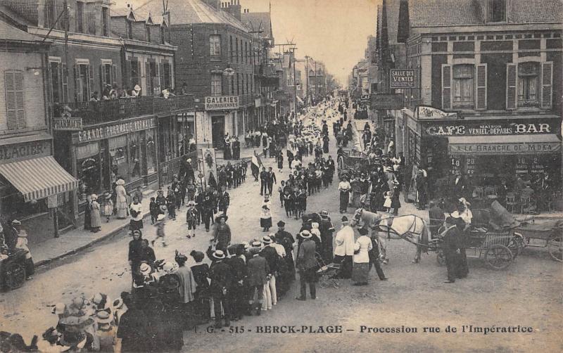 Carte postale ancienne Berck Plage - Procession Rue De L'Imperatrice à Berck