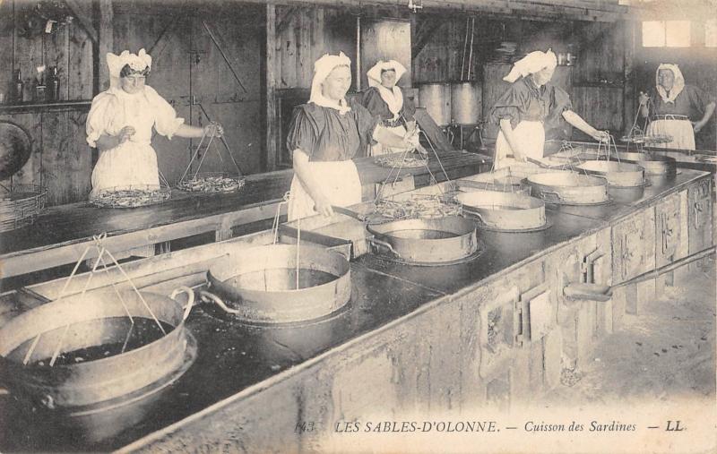 Carte postale ancienne Les Sables D'Olonne - Cuisson Des Sardines aux Sables-d'Olonne