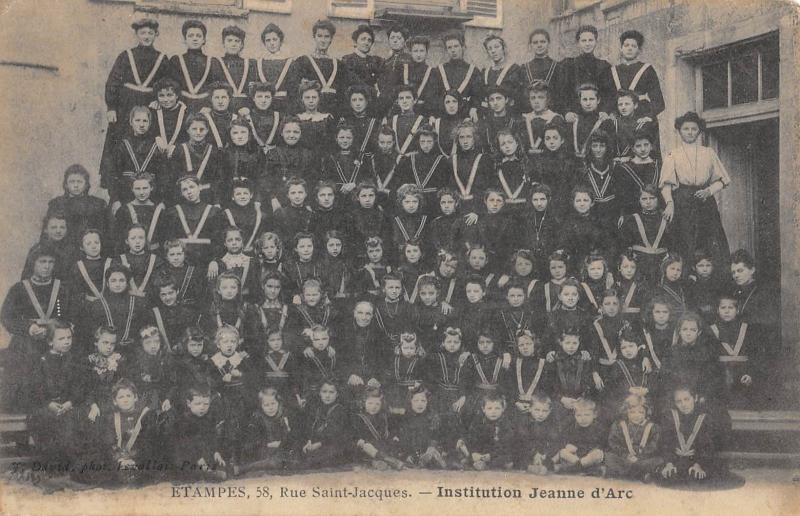 Carte postale ancienne Etampes - Rue Saint Jacques - Institution Jeanne D'Arc à Étampes