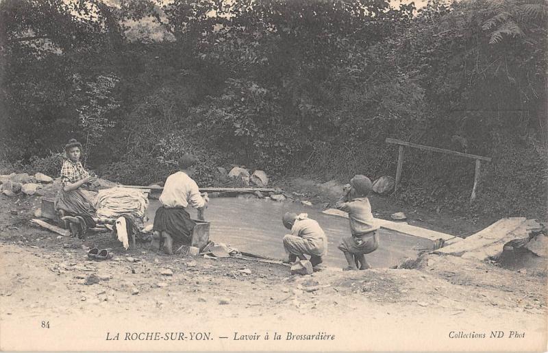 Carte postale ancienne La Roche Sur Yon - Lavoir A La Brossardiere à La Roche-sur-Yon