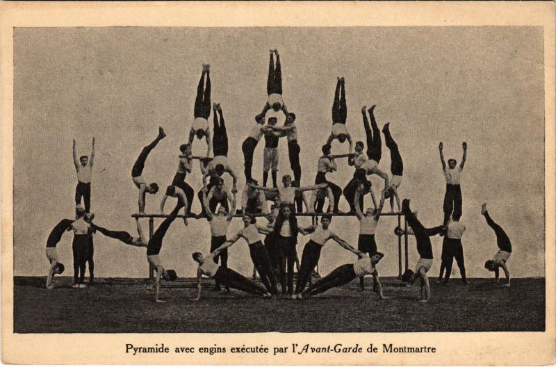 Carte postale ancienne Avant-garde de Paris 18e Montmartre Pyramide à Paris 18e