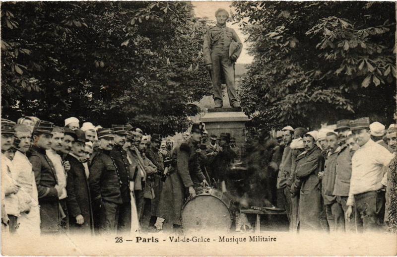 Carte postale ancienne Paris 5e Val-de-Grace Musique militaire à Paris 5e