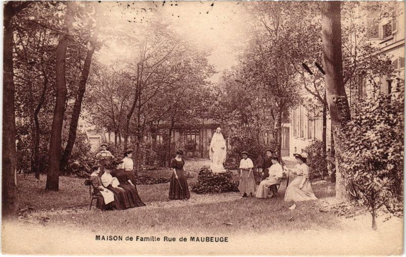 Carte postale ancienne Paris 9e rue Maubeuge Maison de famille à Paris 9e