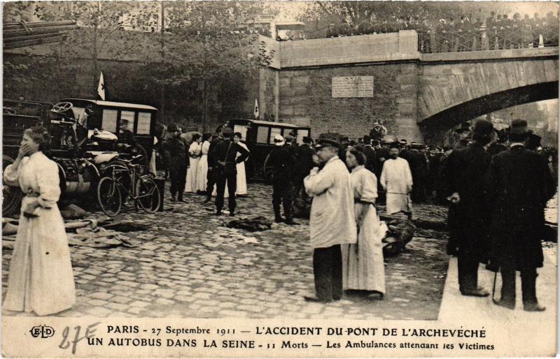 Carte postale ancienne Paris Accident Pont de l'Archeveché Autobus dans la seine