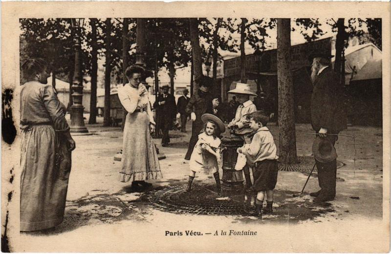 Carte postale ancienne Paris Vécu A la fontaine
