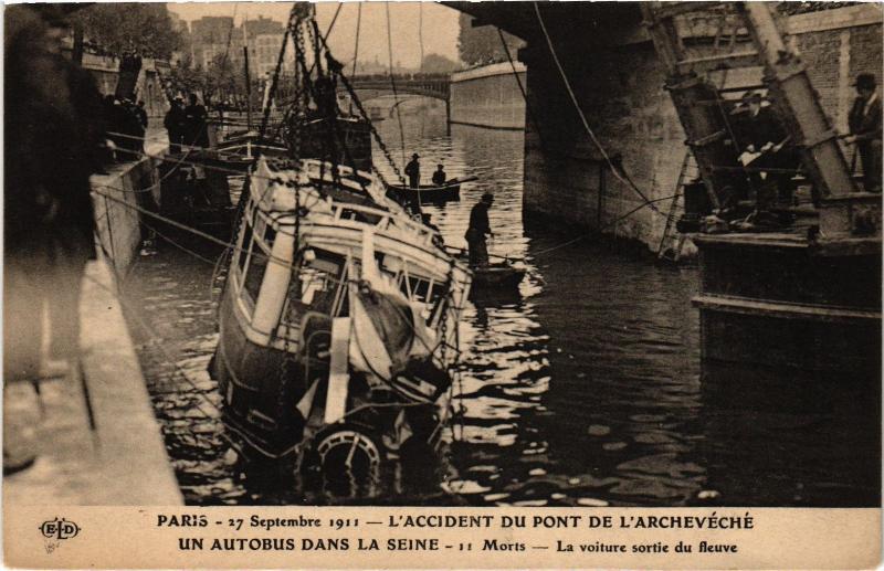 Carte postale ancienne Paris Accident Pont de l'Archeveché Autobus dans la seine