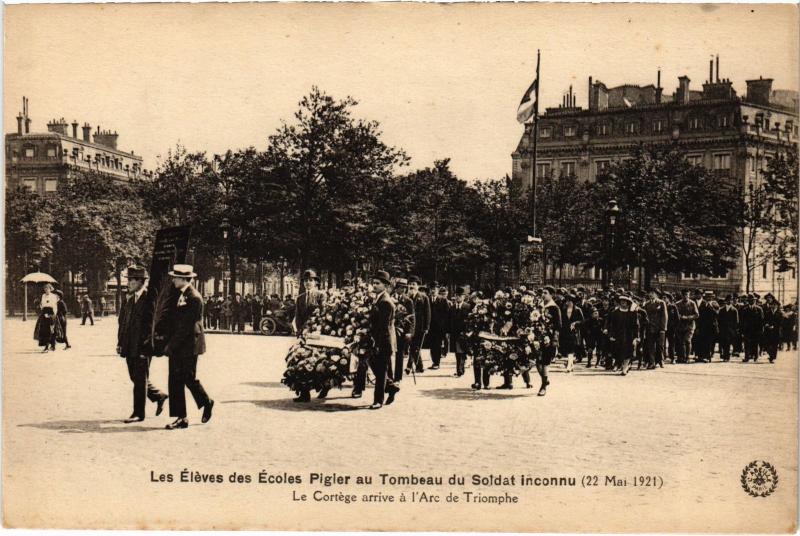 Carte postale ancienne Paris 8e Cortege Eleves des Ecoles Pigier à Paris 8e