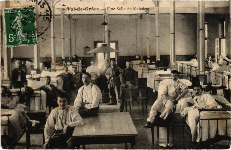 Carte postale ancienne Paris 5e Val-de-Grace Salle des Malades à Paris 5e