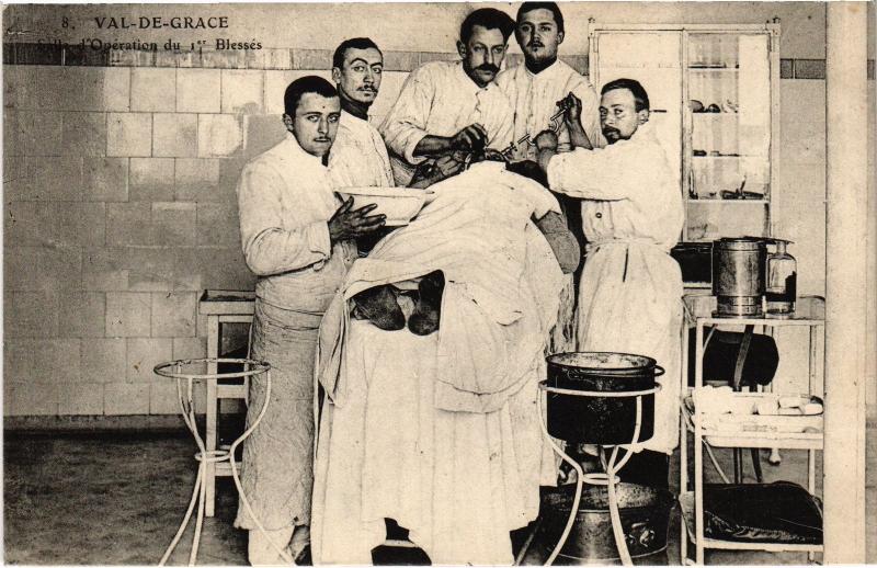 Carte postale ancienne Paris 5e Val-de-Grace Opération surgery à Paris 5e