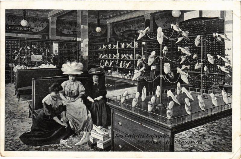 Carte postale ancienne Paris 9e Les Galeries Lafayettes Rayon de Chaussures à Paris 9e
