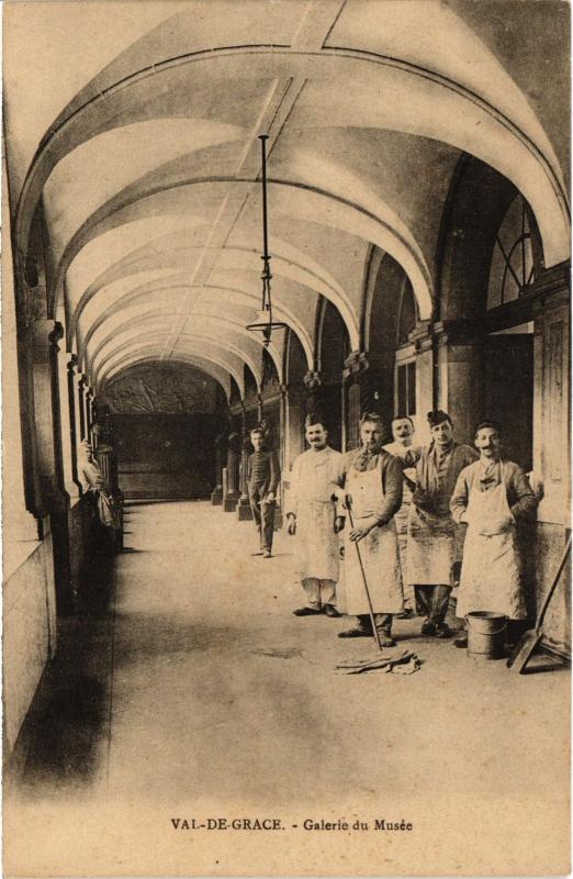 Carte postale ancienne Paris 5e Val-de-Grace Galerie du Musée à Paris 5e