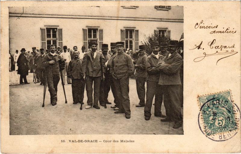 Carte postale ancienne Paris 5e Val-de-Grace Cour des Malades à Paris 5e