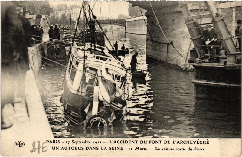 Carte postale ancienne Paris Accident Pont de l'Archeveché Autobus dans la seine