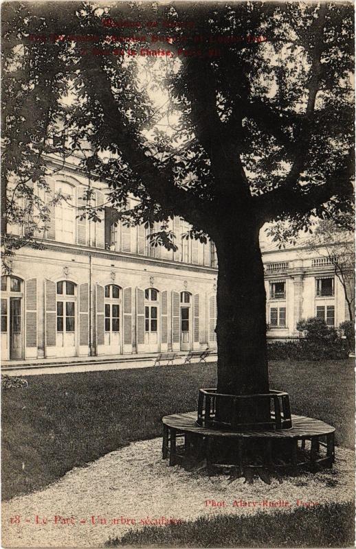 Carte postale ancienne Paris 7e Le Parc à Paris 7e