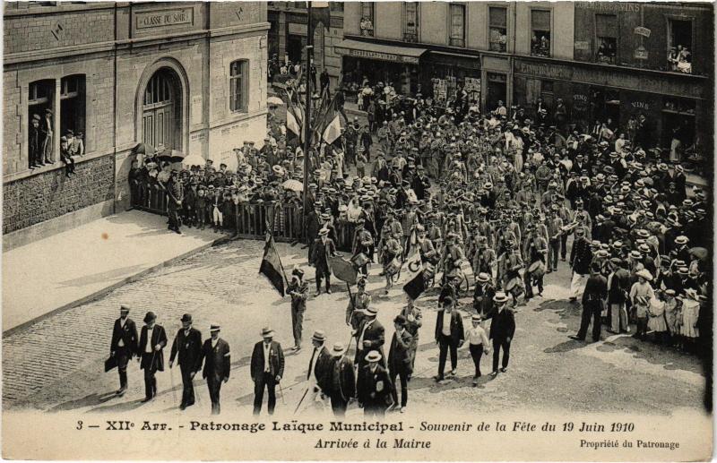 Carte postale ancienne Patronage Laïque Municipal - Souvenir de la Fête du 19 Juin 1910 - Arrivée à la Mairie à Paris 12e