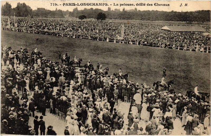 Carte postale ancienne Longchamps - La Pelouse, défilé des Chevaux à Paris 16e