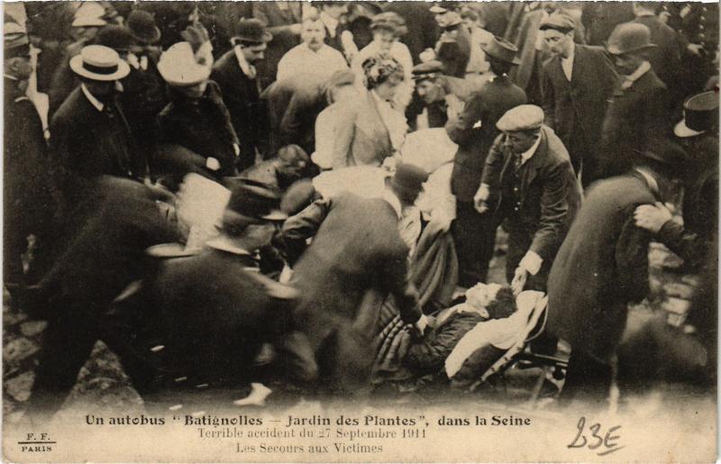 Carte postale ancienne Paris Accident Secours aux victimes Autobus dans la seine