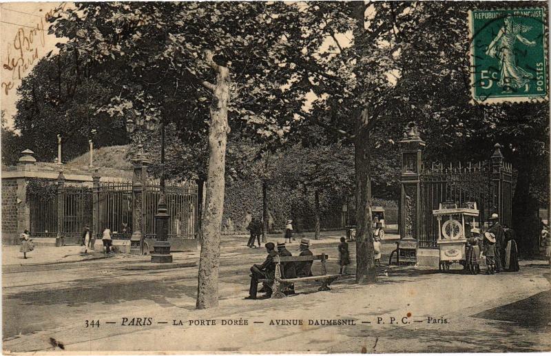 Carte postale ancienne Paris 12e Porte Dorée Avenue Daumesnil à Paris 12e