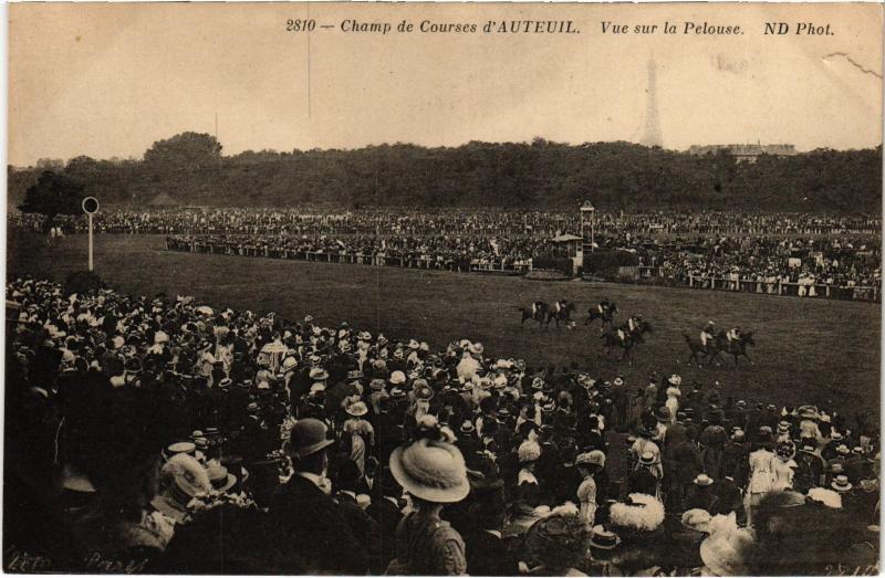 Carte postale ancienne Champ de Courses d'Auteuil - Vue sur la Pelouse à Paris 16e